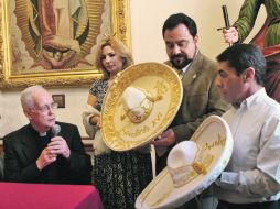El arzobispo de León, José Guadalupe Martín Rábago, recibe los sombreros de charro elaborados para el Papa Benedicto XVI. NTX  /