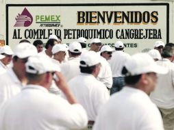 Más de tres mil trabajadores de Pemex estuvieron presentes en el discurso de Felipe Calderón en Veracruz. EL UNIVERSAL  /