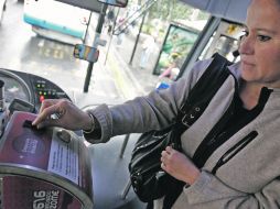 Sólo 40% de los pasajeros  utilizan el mecanismo, pues el resto mantiene el método tradicional: la entrega del pago al chofer.  /