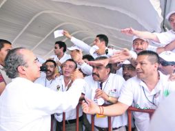 El Presidente Felipe Calderón saluda a algunas personas durante su gira en Veracruz. NTX  /