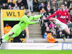Javier Hernández, quien jugó los 90 minutos, trata de sorprender el arquero de los Wolves, el galés Wayne Hennessey.  /
