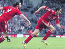 Un golazo de Stewart Downing (d) le dio el triunfo al Liverpool, que hace un mes ganó la Copa de la Liga. REUTERS  /