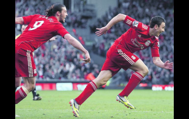 Un golazo de Stewart Downing (d) le dio el triunfo al Liverpool, que hace un mes ganó la Copa de la Liga. REUTERS  /