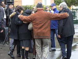 Familiares de un fallecido salen de la escuela judía. EFE  /