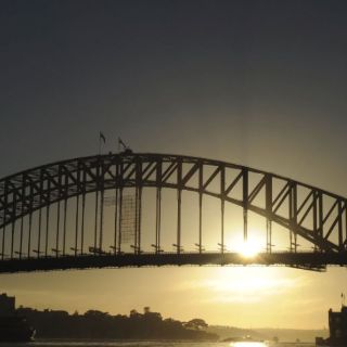 El emblemático Puente de la Bahía de Sídney cumple 80 años