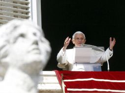 El Papa Benedicto XVI oficia el tradicional Angelus en la plaza de San Pedro. EFE  /
