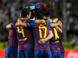 Los jugadores del Barcelona celebran triunfo tras el enfrentamiento con el Sevilla. AFP  /