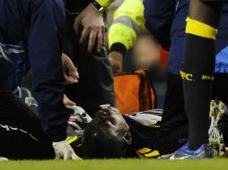 El jugador del Bolton Wanderers, Fabrice Muamba, recibe atención médica tras desmayarse durante el partido de la Copa de la FA. EFE  /