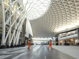 Los últimos preparativos en King's Cross, cuyo nuevo vestíbulo aumenta la capacidad de viajeros de la estación. EFE  /