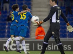 Héctor Moreno (c), celebra su gol con su compañero Philippe Coutinho (i). EFE  /