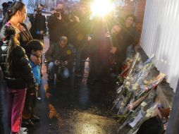 Varios niños colocan flores ante la valla del colegio judío ''Ozar Hatorah'' en Toulouse. EFE  /