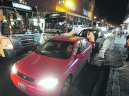 En el Centro Histórico, los camiones arrebatan el espacio a los autos particulares, mientras los peatones deben cruzar como se pueda.  /
