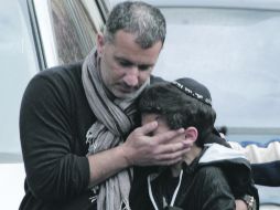 Un padre francés consuela a su hijo, un estudiante de la escuela judía que fue atacada. REUTERS  /