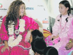 La colombiana Shakira conversa con niñas mazahuas en su visita en marzo de 2007. EL UNIVERSAL  /