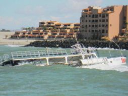 El barco fue desamarrado del muelle debido a la fuerte marea. EL UNIVERSAL  /
