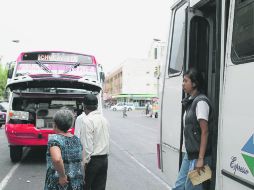 Terminal informal en Miguel Blanco y Corona. La calle sirve de taller mecánico  /