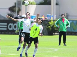 El defensa Diego Reyes (i) disputa el esférico con el atacante Alan Pulido, durante la práctica previa al Preolímpico. MEXSPORT  /