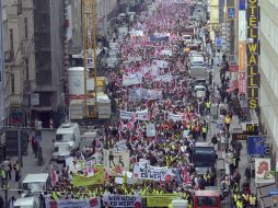 Miles de trabajadores del sector público participan en una manifestación durante la huelga convocada en Múnich. EFE  /