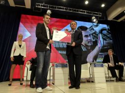 Vitaly Mutko (2-d), presenta al portero del CSKA, Igor Akinfeev, como el embajador del Mundial, y al logotipo temporal del evento. EFE  /