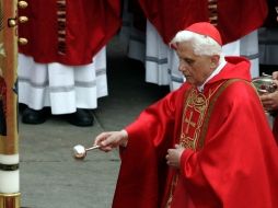 Desde El Vaticano aseguran que en la antesala de su viaje Benedicto XVI 'está bien' de salud. AP  /
