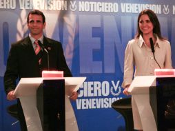 Capriles (izquierda) apunta que la seguridad que le ha ofrecido Chávez debe ser para todos los venezolanos. EFE  /