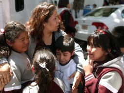 El sismo ocasionó crisis nerviosas en personas que fueron desalojadas de edificios públicos. AP  /