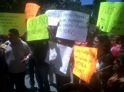 Alrededor de 60 personas mostraron pancartas como protesta contra el presidente municipal interino, Alberto Uribe Camacho.  /