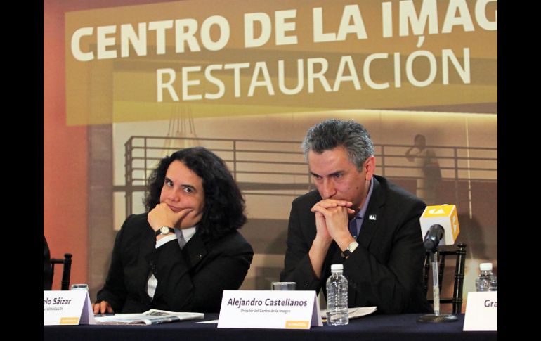Consuelo Sáizar y Alejandro Castellanos, director del Centro de la Imagen durante el evento. EL UNIVERSAL  /