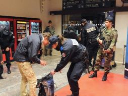 Policías y soldados franceses revisan el equipaje de los viajeros durante un plan de seguridad. EFE  /