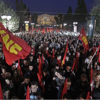 El parlamento griego aprueba el préstamo entre protestas