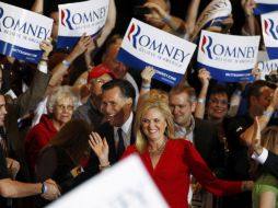 Mitt Romney y su esposa Ann en una recepción de simpatizantes en Illinois. REUTERS  /