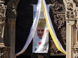 La entrada de la Catedral de Guanajuato adornado con un cartel de bienvenida al Papa Benedicto XVI. EFE  /