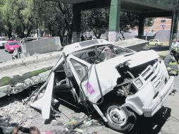 A causa del sismo, un puente peatonal colapsó sobre una unidad de transporte público.EL UNIVERSAL  /
