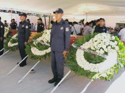 Uniformados realizan una guardia de honor frente a los féretros de los seis elementos caídos en servicio. EL UNIVERSAL  /