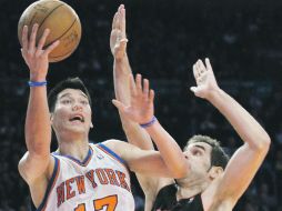 Jeremy Lin (izq.), quien se quita la marca de José Calderón, consiguió un doble-doble anoche ante Toronto. AP  /
