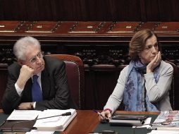 El primer ministro italiano Mario Monti y la ministra italiana de Trabajo Elsa Fornro durante la votación del decreto. EFE  /