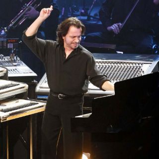 Seduce Yanni al público mexicano con éxitos y temas actuales