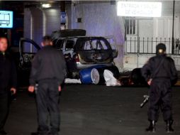 Los cuerpos estaban en tres barriles, cerca de la camioneta que se incendiaba. EL UNIVERSAL  /