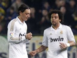 Mezut Özil sale expulsado ante la mirada incrédula de Marcelo. EFE  /