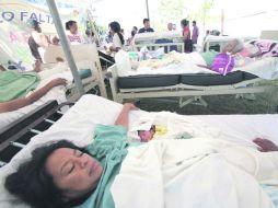 Pacientes del Hospital Regional de Ometepec, Guerrero, reposan afuera del nosocomio tras haber sido evacuados de dicho inmueble. AFP  /