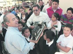 El Presidente recibe un tren de madera durante su visita a su natal Michoacán, en donde nombró como Pueblo Mágico a Angangueo. EFE  /