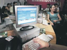 Los expertos afirman que uno de los encantos de Twitter es esa capacidad de síntesis para expresar algo. AP  /