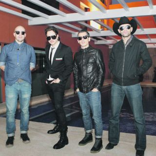 Kinky conserva el espíritu festivo