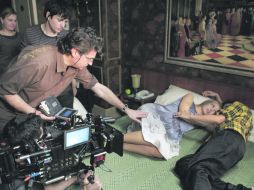 Julio Medem en un momento del rodaje de Habitación en Roma, de 2010. El director español presentó Aspasia, amante de Atenas.ESPECIAL  /