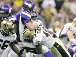 La imagen muestra a el safety Roman Harper (41) captura al mariscal Brett Favre, para después azotarlo en el piso. GETTY IMAGES SPORT  /