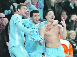 Nasri (der.), autor del gol agónico para el City, es felicitado por sus compañeros Dzeko y “Kun” Agüero. REUTERS  /