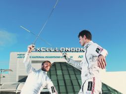 Integrantes del equipo de esgrima varonil de Gran Bretaña hacen una demostración de promoción afuera del ExCel de Londres. GETTY IMAGES  /
