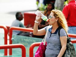 Las autoridades recomiendan la constante hidratación con agua natural y no exponerse mucho al Sol. ARCHIVO  /
