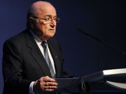 El presidente de la FIFA, Joseph Blatter, habló con los medios durante un receso del Congreso de la UEFA. AFP  /