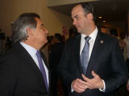 En la imágen, el nuevo presidente de la Canaco, Francisco Beckmann González (der), luego de su toma de protesta.  /